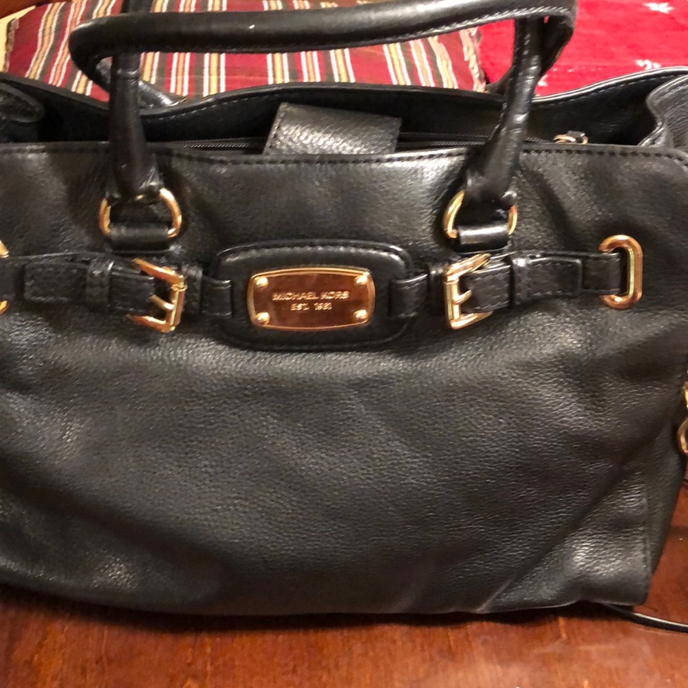 Black leather MK tote with gold accents! 🖤